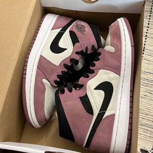 Nike women’s Air Jordan mid se